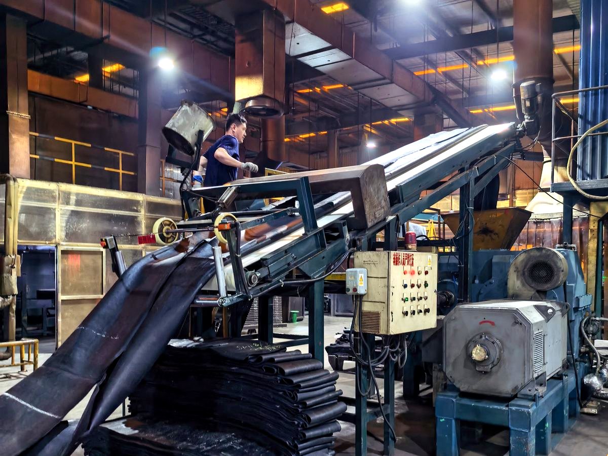 Conveyor belt production line at the group's belt plant