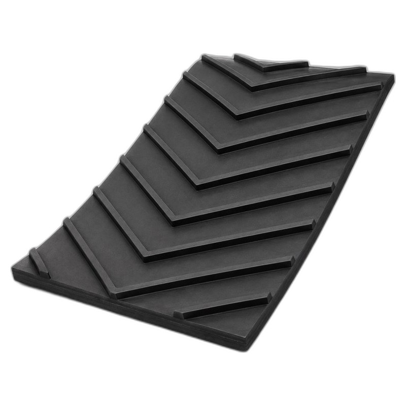 Chevron conveyor belt with raised V-cleats for steep incline
